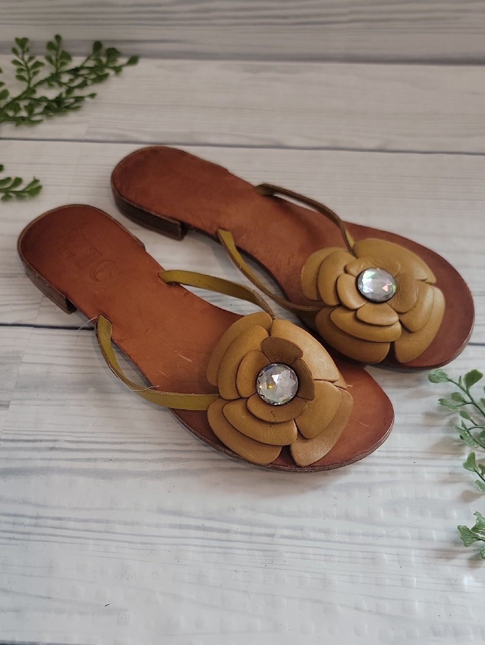 Zigi Floral Petal Gem Slide Sandals — Mustard Brown Womens Size 7